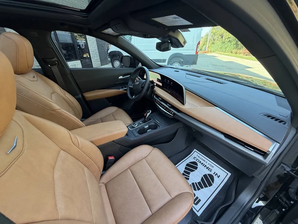 2025 Cadillac XT4 - Image 16 of 21