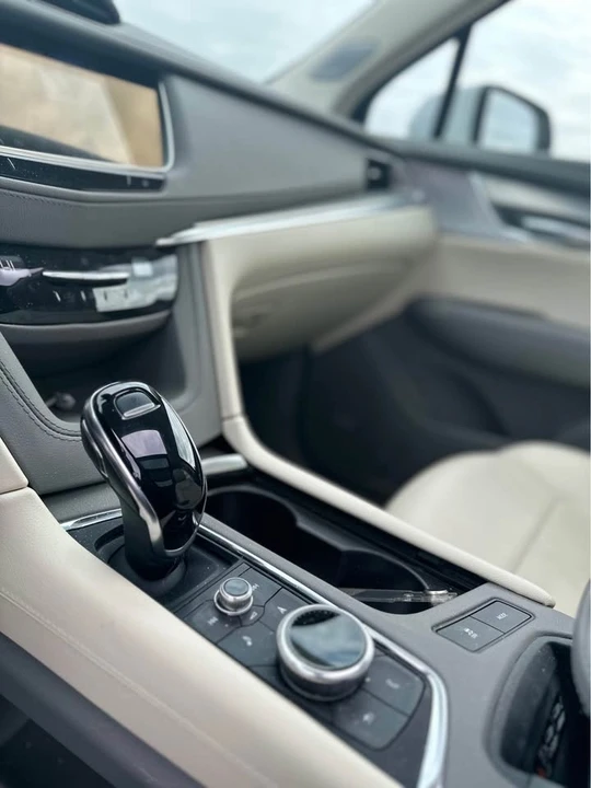 2025 Cadillac XT5 - Image 9 of 10