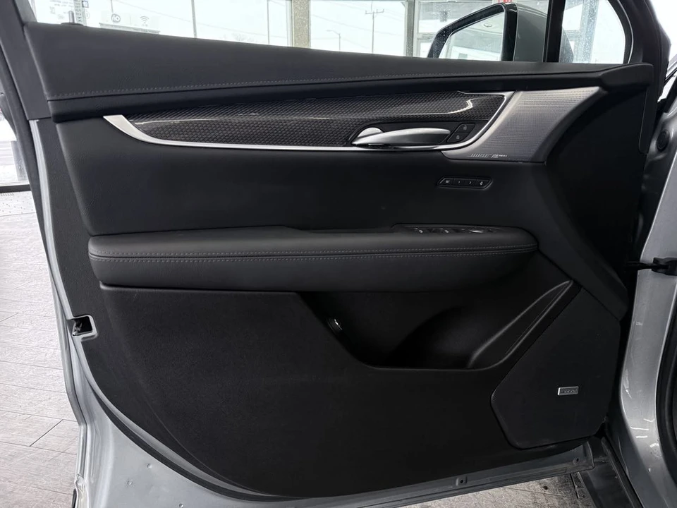 2025 Cadillac XT5 - Image 16 of 21