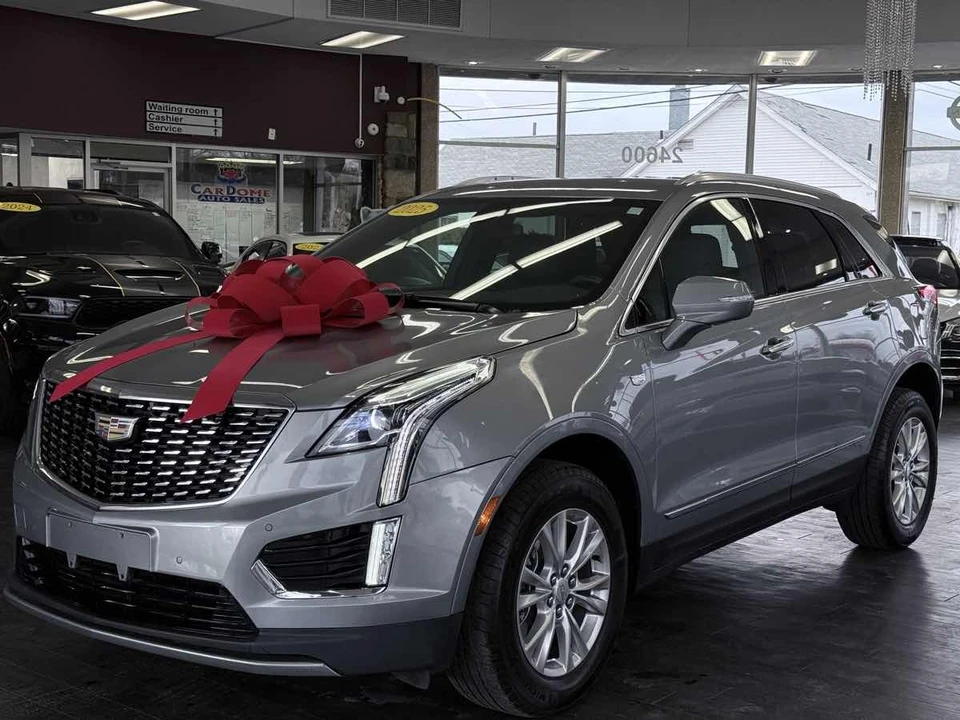 2025 Cadillac XT5 - Image 2 of 31