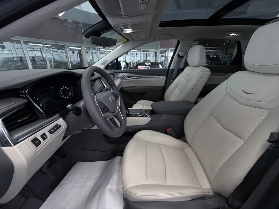 2025 Cadillac XT5 - Image 16 of 21
