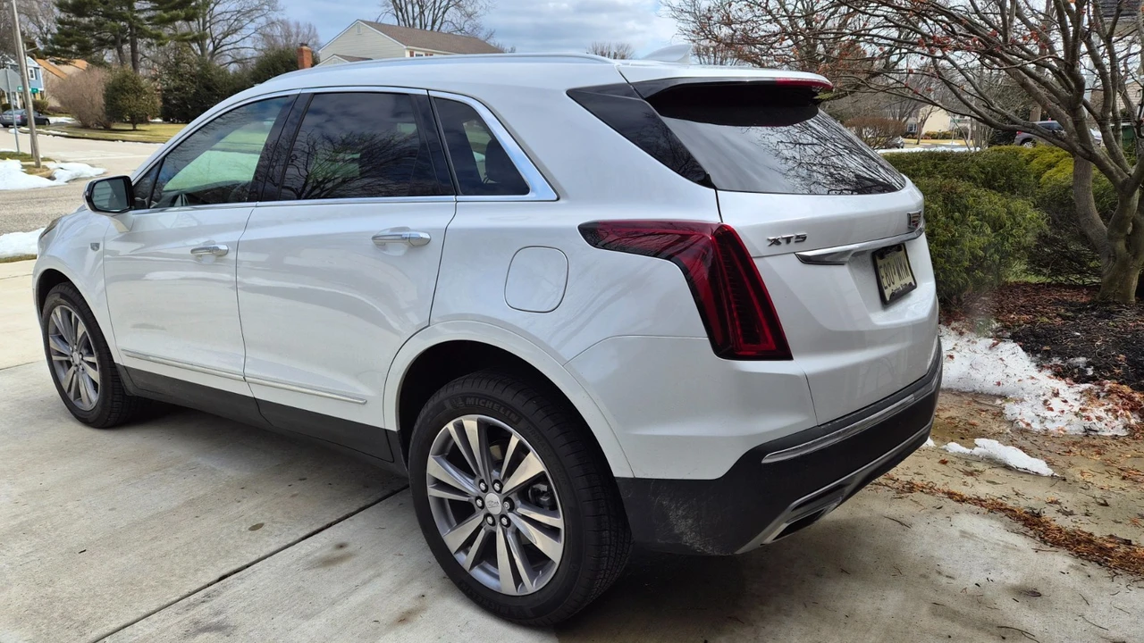 2025 Cadillac XT5 - Image 2 of 11