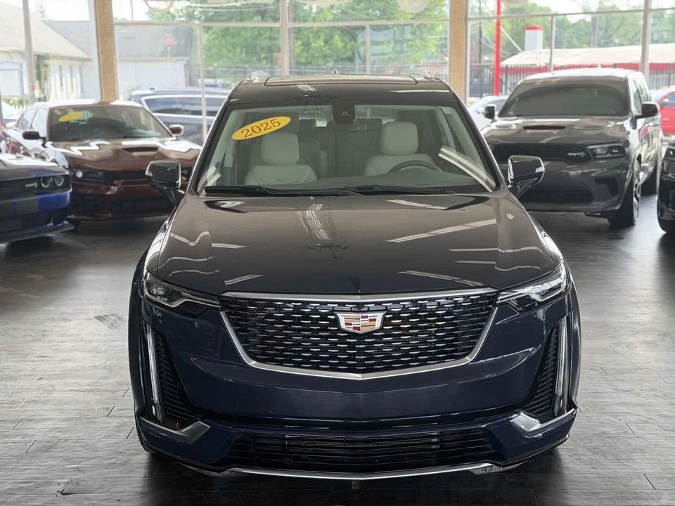 2025 Cadillac XT6 - Image 15 of 31