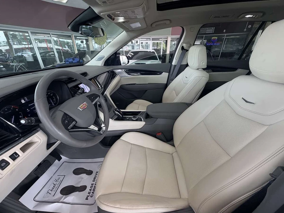 2025 Cadillac XT6 - Image 28 of 31