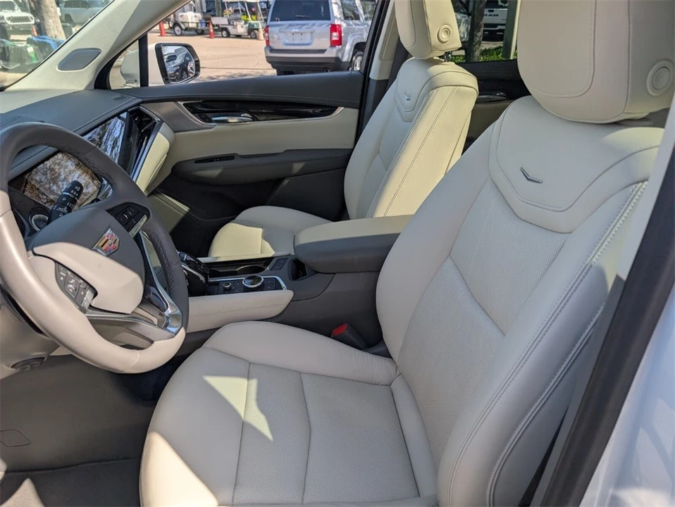2025 Cadillac XT6 - Image 10 of 12