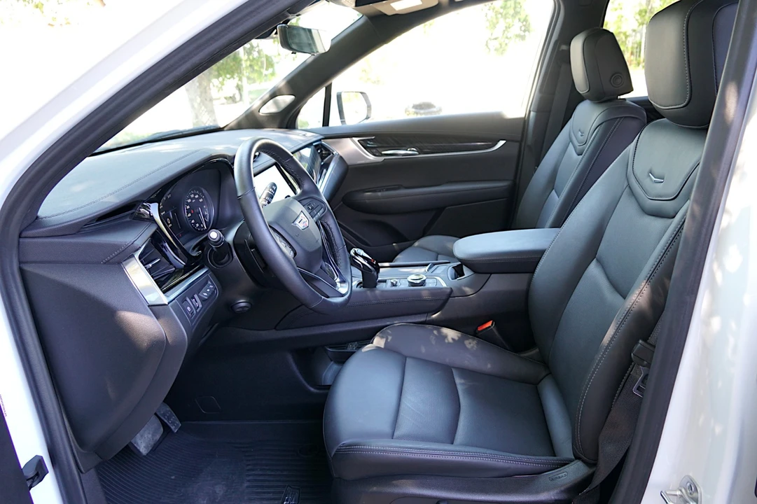 2025 Cadillac XT6 - Image 17 of 31