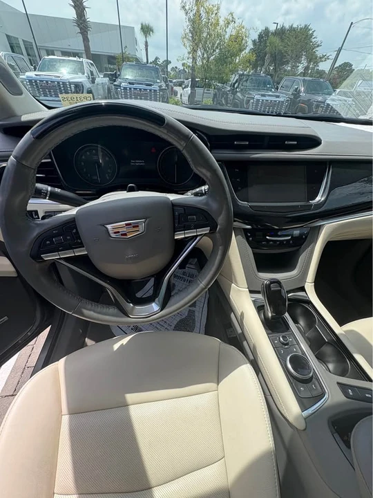 2025 Cadillac XT6 - Image 4 of 13