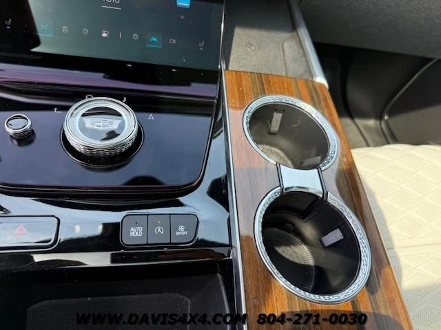 2025 Cadillac Escalade 5th Gen - Image 17 of 20