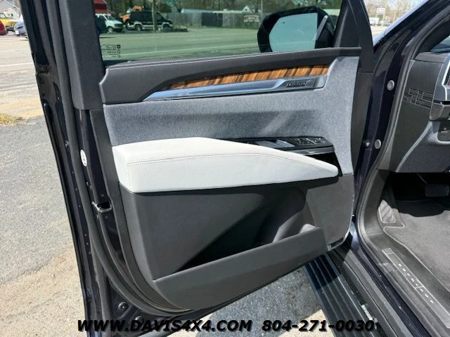 2025 Cadillac Escalade 5th Gen - Image 15 of 20