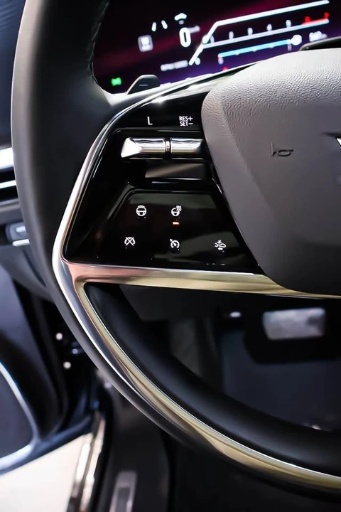 2025 Cadillac Escalade 5th Gen - Image 13 of 19