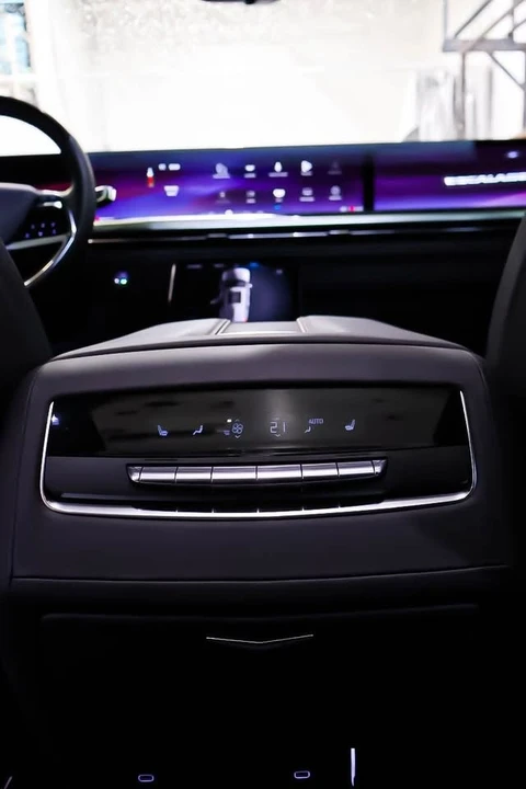 2025 Cadillac Escalade 5th Gen - Image 19 of 19