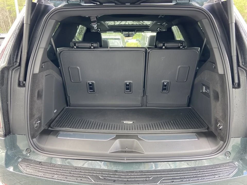 2025 Cadillac Escalade 5th Gen - Image 17 of 18