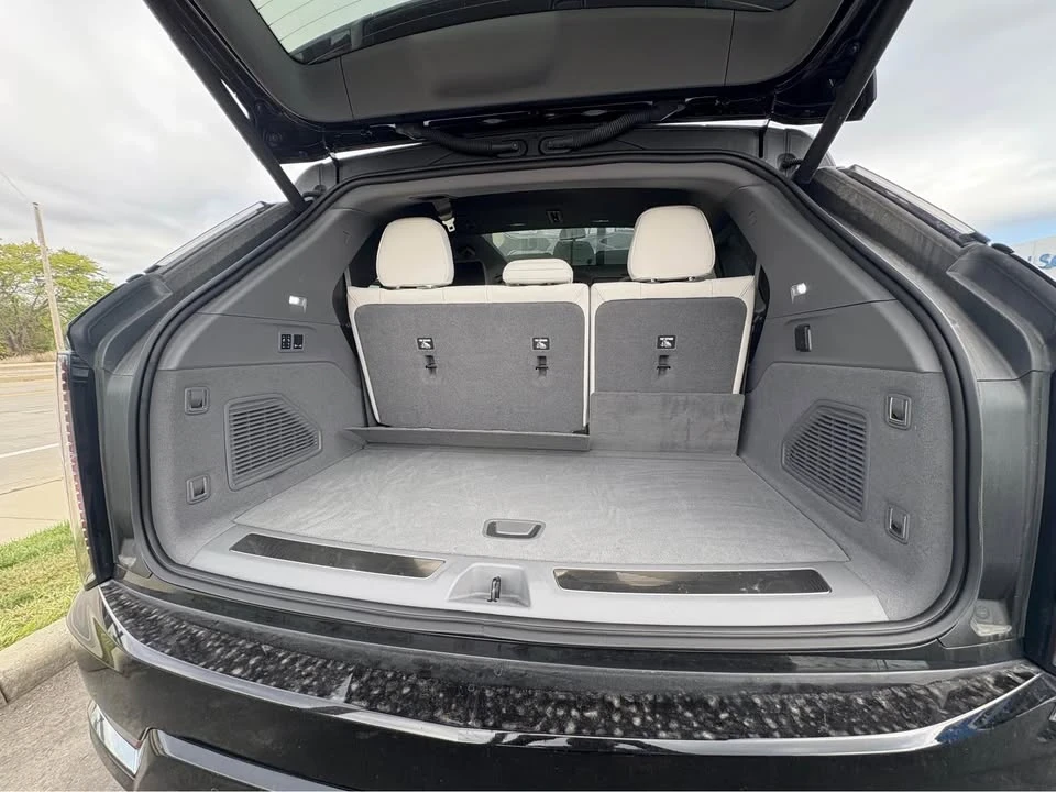 2025 Cadillac Escalade IQ - Image 9 of 10