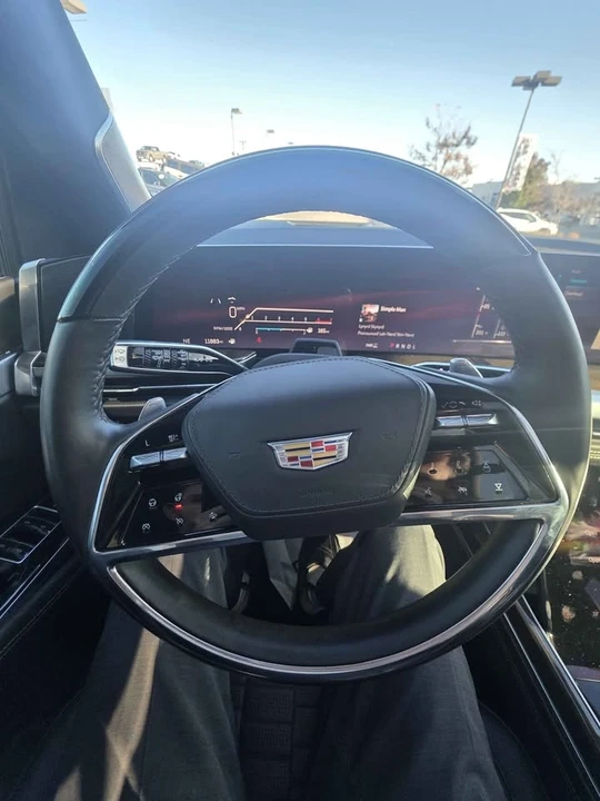 2025 Cadillac Escalade 5th Gen - Image 13 of 15