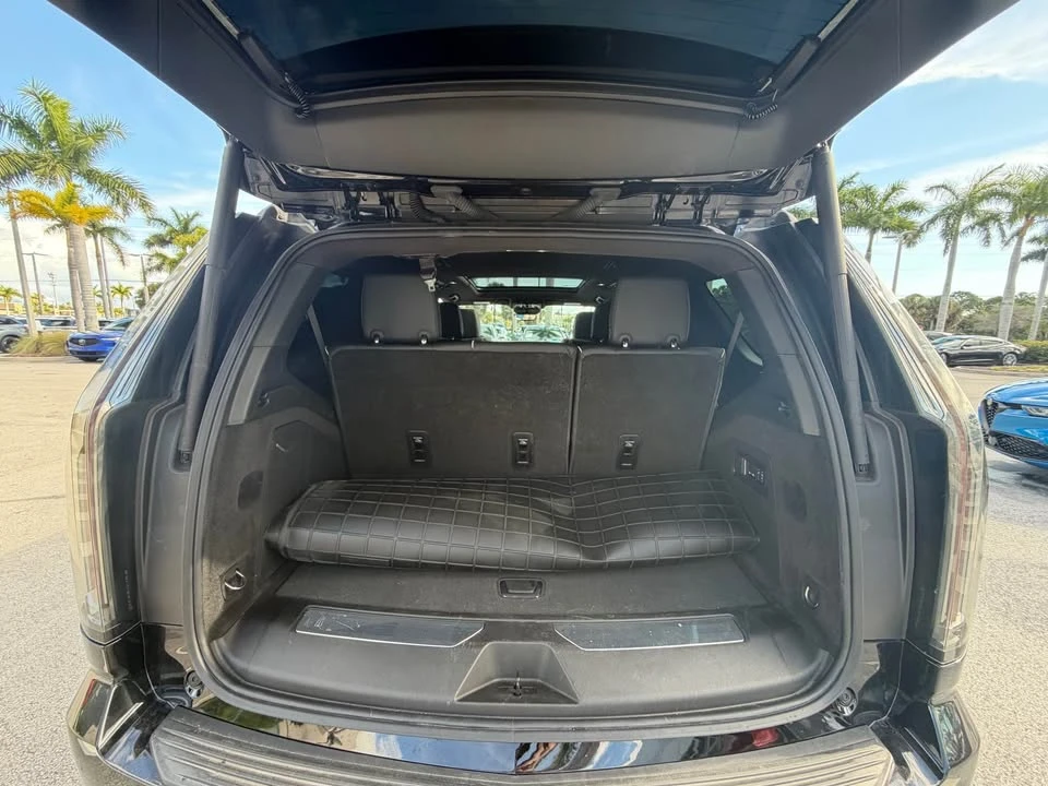 2025 Cadillac Escalade 5th Gen - Image 10 of 11
