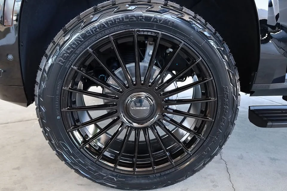 2025 Cadillac Escalade 5th Gen - Image 16 of 19