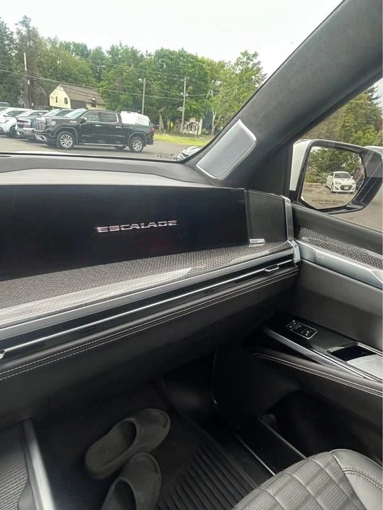 2025 Cadillac Escalade 5th Gen - Image 11 of 17