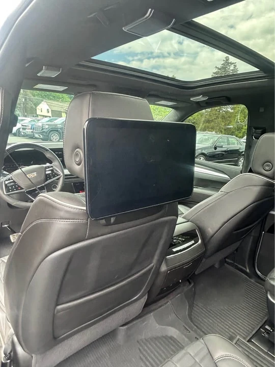 2025 Cadillac Escalade 5th Gen - Image 14 of 17