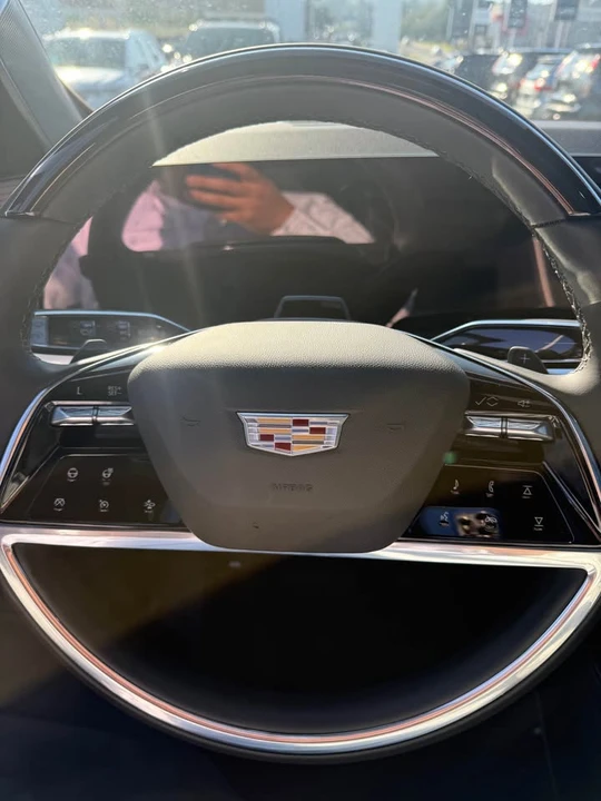 2025 Cadillac Escalade 5th Gen - Image 10 of 12