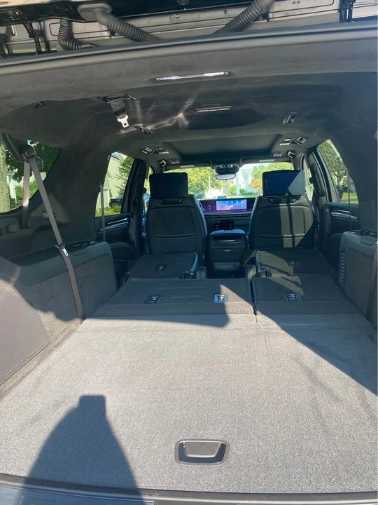 2025 Cadillac Escalade 5th Gen - Image 11 of 17