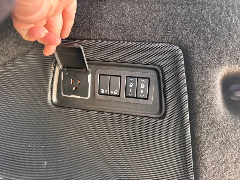 2025 Cadillac Escalade-V 5th Gen - Image 15 of 20