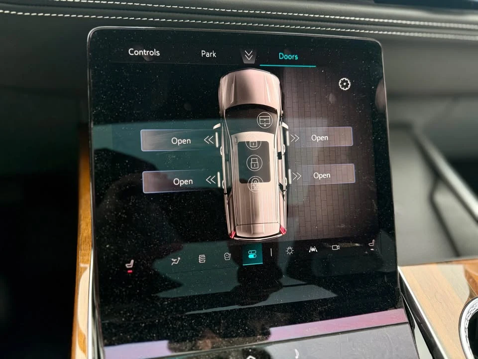 2025 Cadillac Escalade 5th Gen - Image 13 of 21