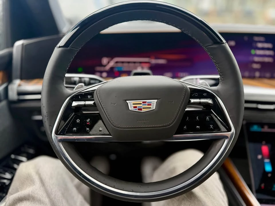 2025 Cadillac Escalade 5th Gen - Image 20 of 21