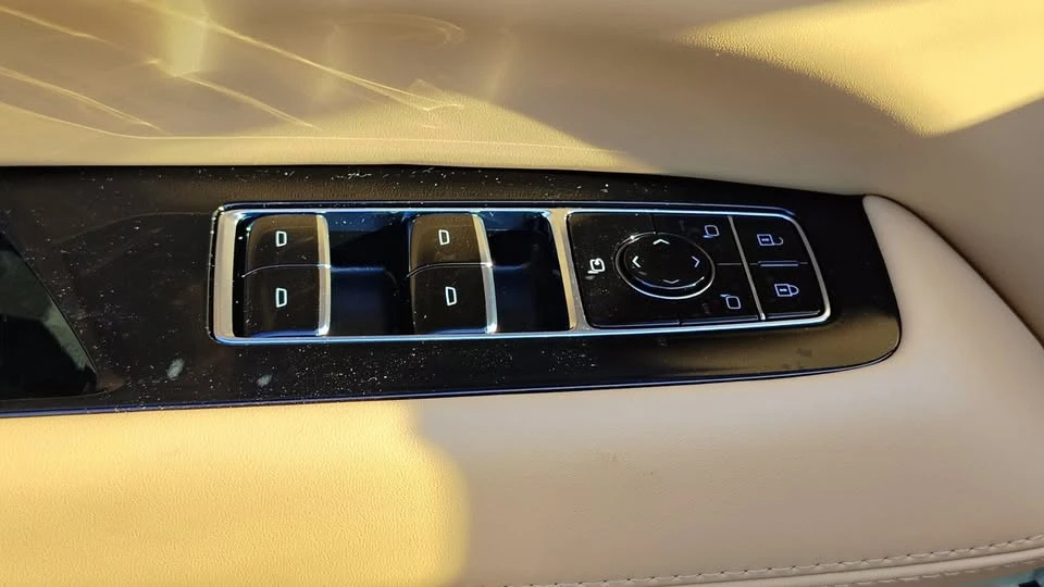 2025 Cadillac Escalade IQ - Image 13 of 20