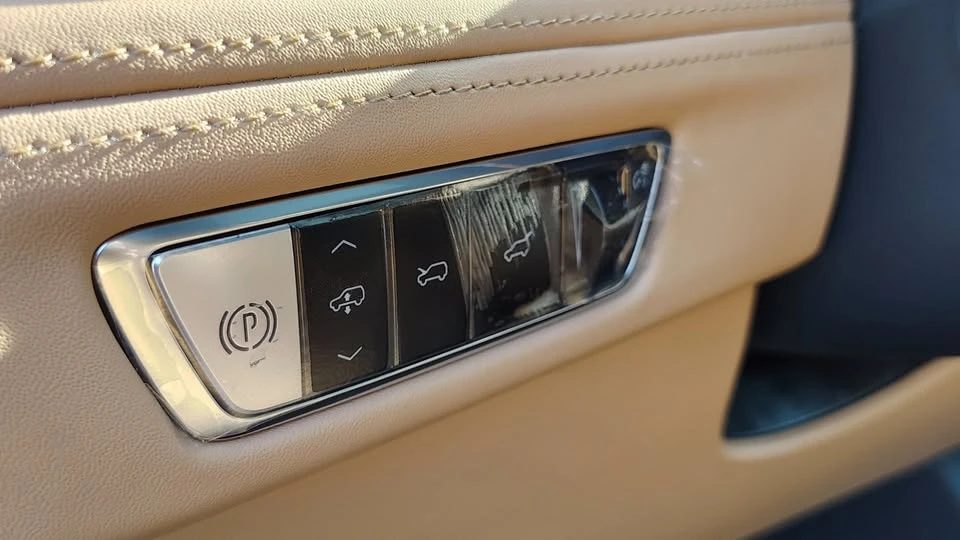 2025 Cadillac Escalade IQ - Image 15 of 20