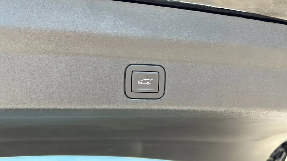 2025 Cadillac Escalade IQ - Image 17 of 20