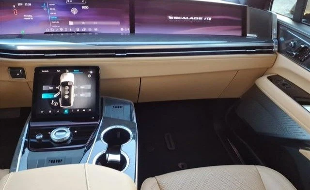 2025 Cadillac Escalade IQ - Image 15 of 19