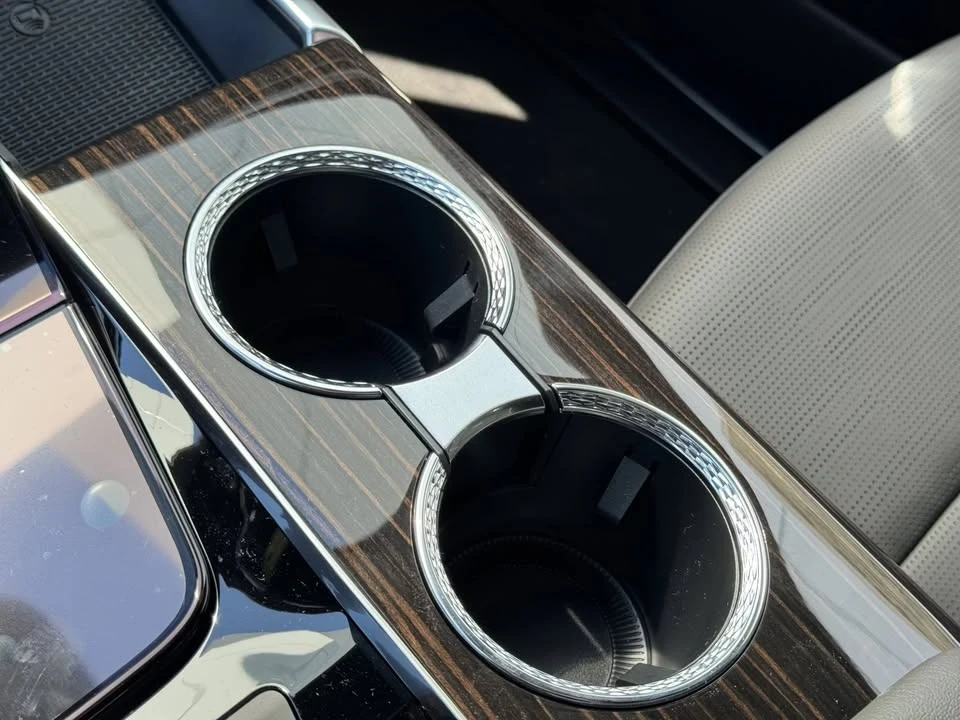 2025 Cadillac Escalade 5th Gen - Image 17 of 20