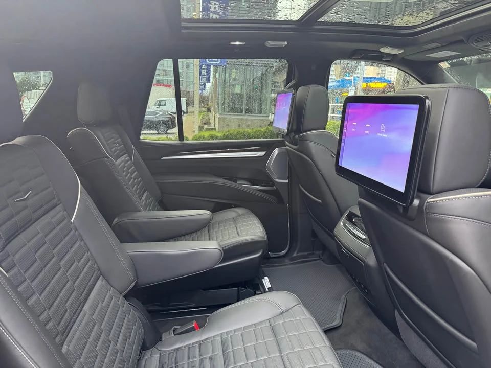 2025 Cadillac Escalade 5th Gen - Image 13 of 18