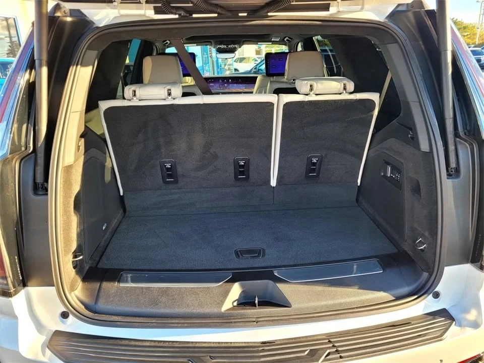 2025 Cadillac Escalade 5th Gen - Image 16 of 17