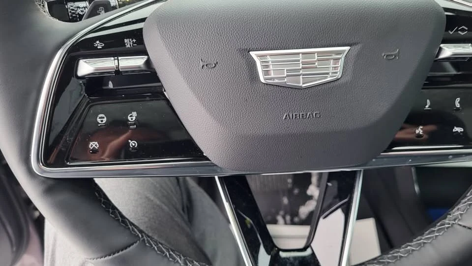 2025 Cadillac Lyriq - Image 11 of 18