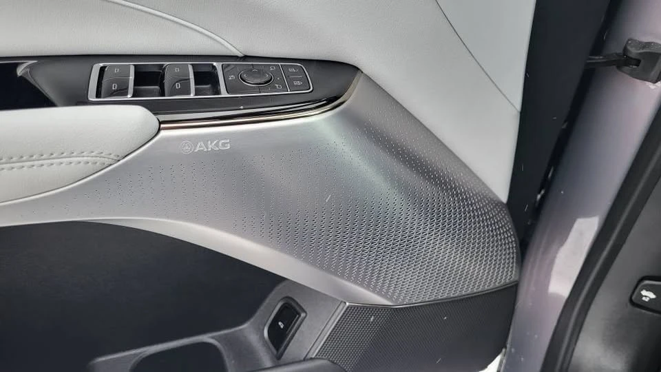 2025 Cadillac Lyriq - Image 17 of 18