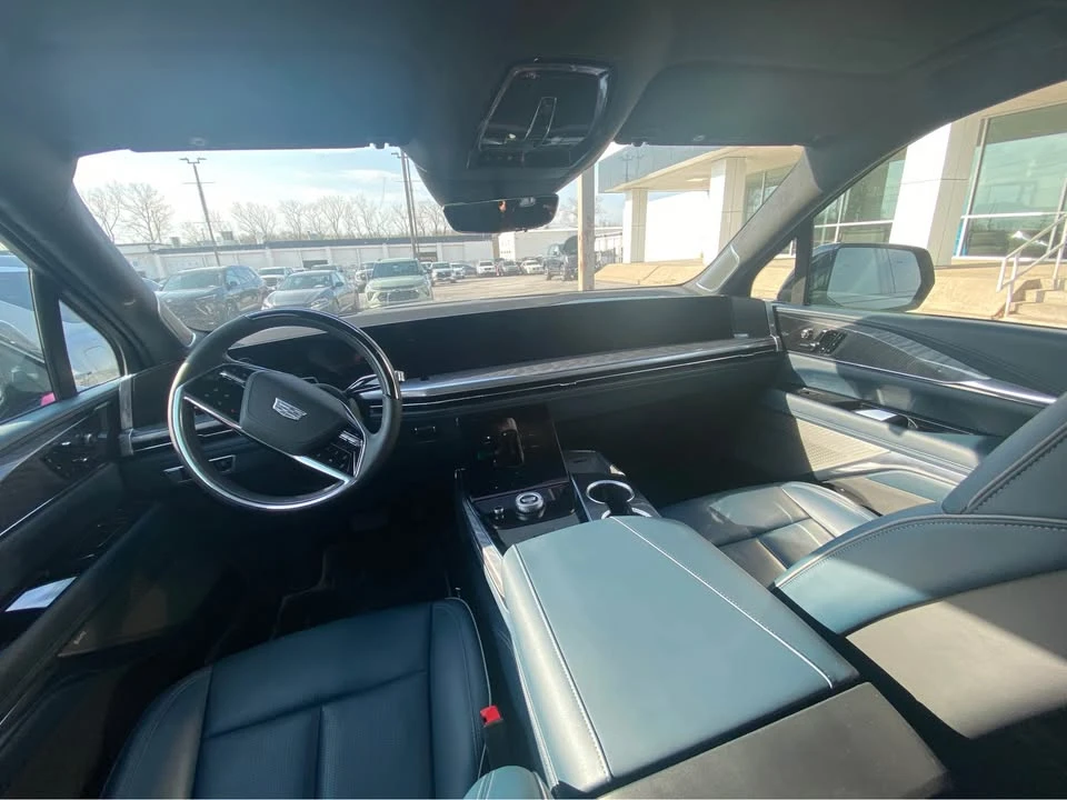 2025 Cadillac Lyriq - Image 13 of 15