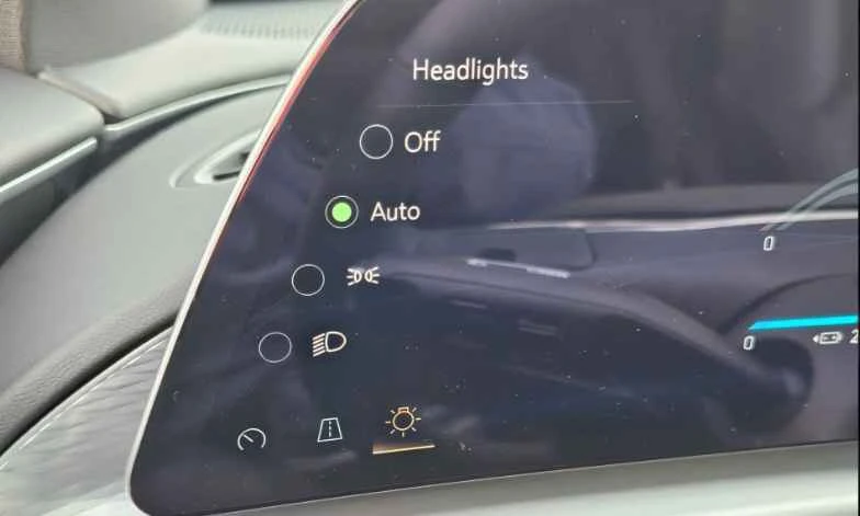 2025 Cadillac Lyriq - Image 18 of 20