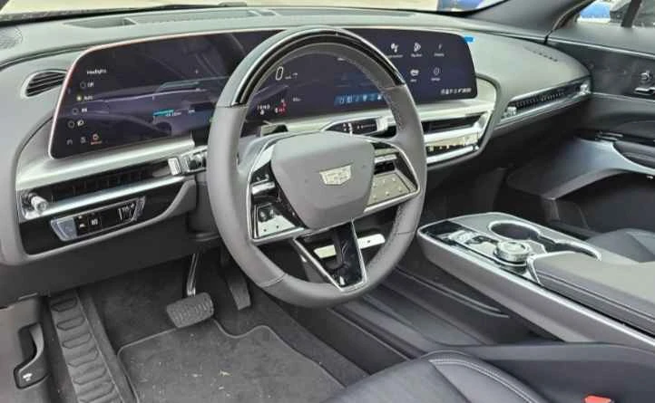 2025 Cadillac Lyriq - Image 19 of 20