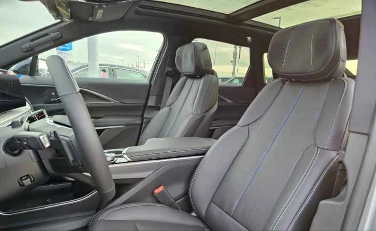 2025 Cadillac Lyriq - Image 12 of 20