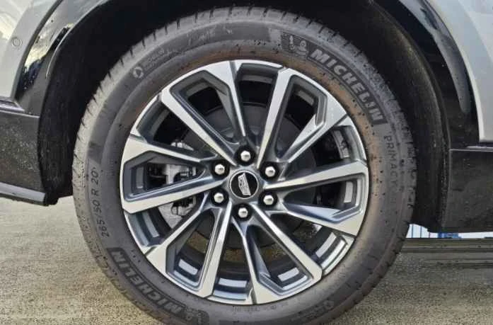 2025 Cadillac Lyriq - Image 10 of 20