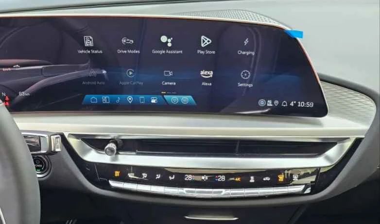 2025 Cadillac Lyriq - Image 15 of 20