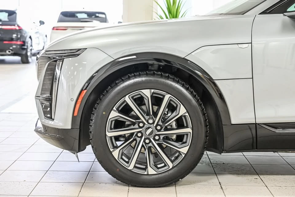2025 Cadillac Lyriq - Image 10 of 12