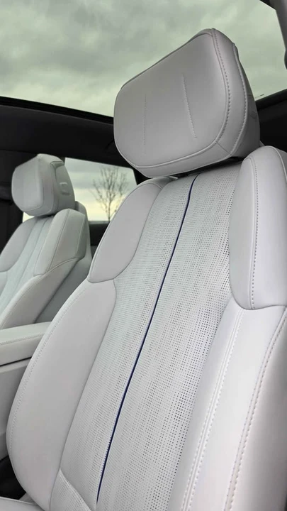 2025 Cadillac Optiq - Image 6 of 20