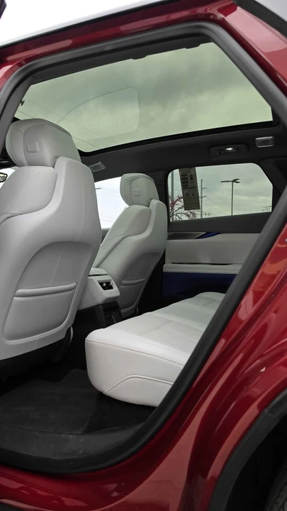 2025 Cadillac Optiq - Image 16 of 20