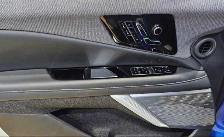 2025 Cadillac Optiq - Image 9 of 19