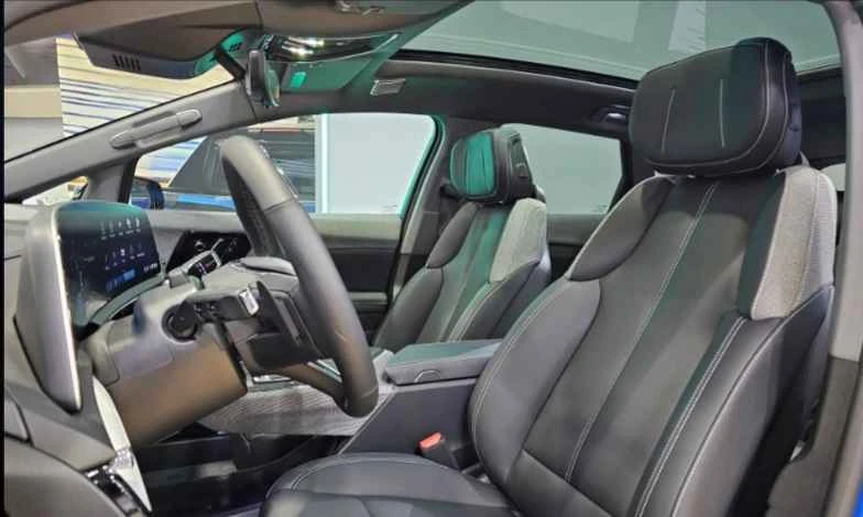 2025 Cadillac Optiq - Image 12 of 19
