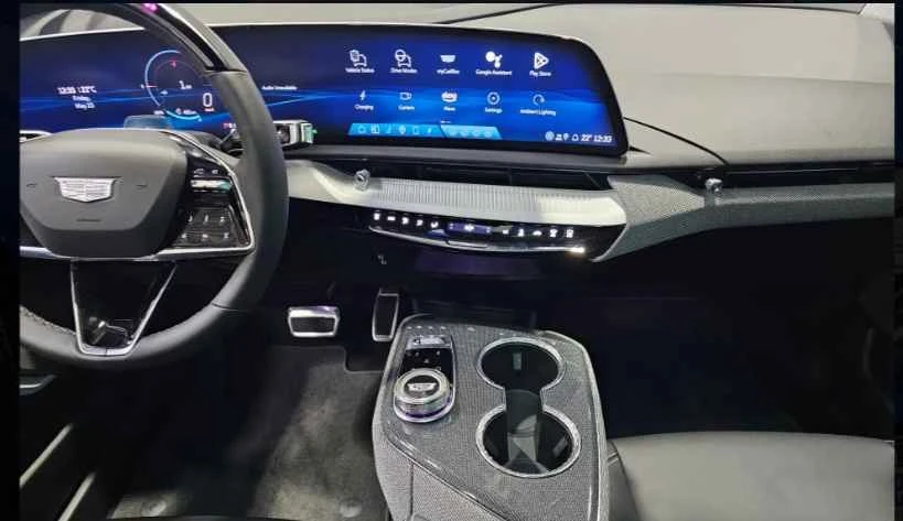 2025 Cadillac Optiq - Image 15 of 19