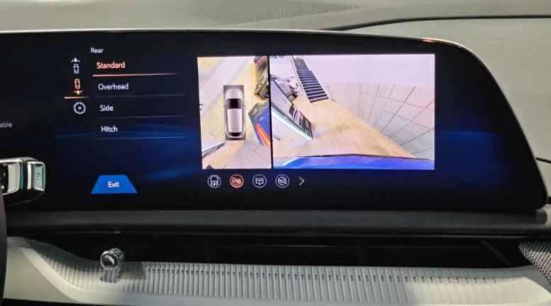 2025 Cadillac Optiq - Image 16 of 19