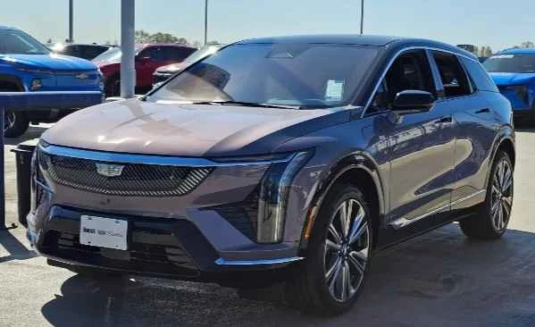 2025 Cadillac Optiq - Image 2 of 16